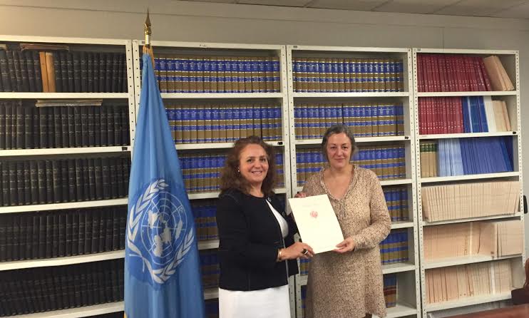 S.E. Mme Isabelle Picco, Ambassadeur, Représentant permanent, présente l’instrument d’adhésion de la Principauté à Mme Arancha Hinojal-Oyarbide, juriste à la Section des traités du Bureau des affaires juridiques des Nations Unies ©DR