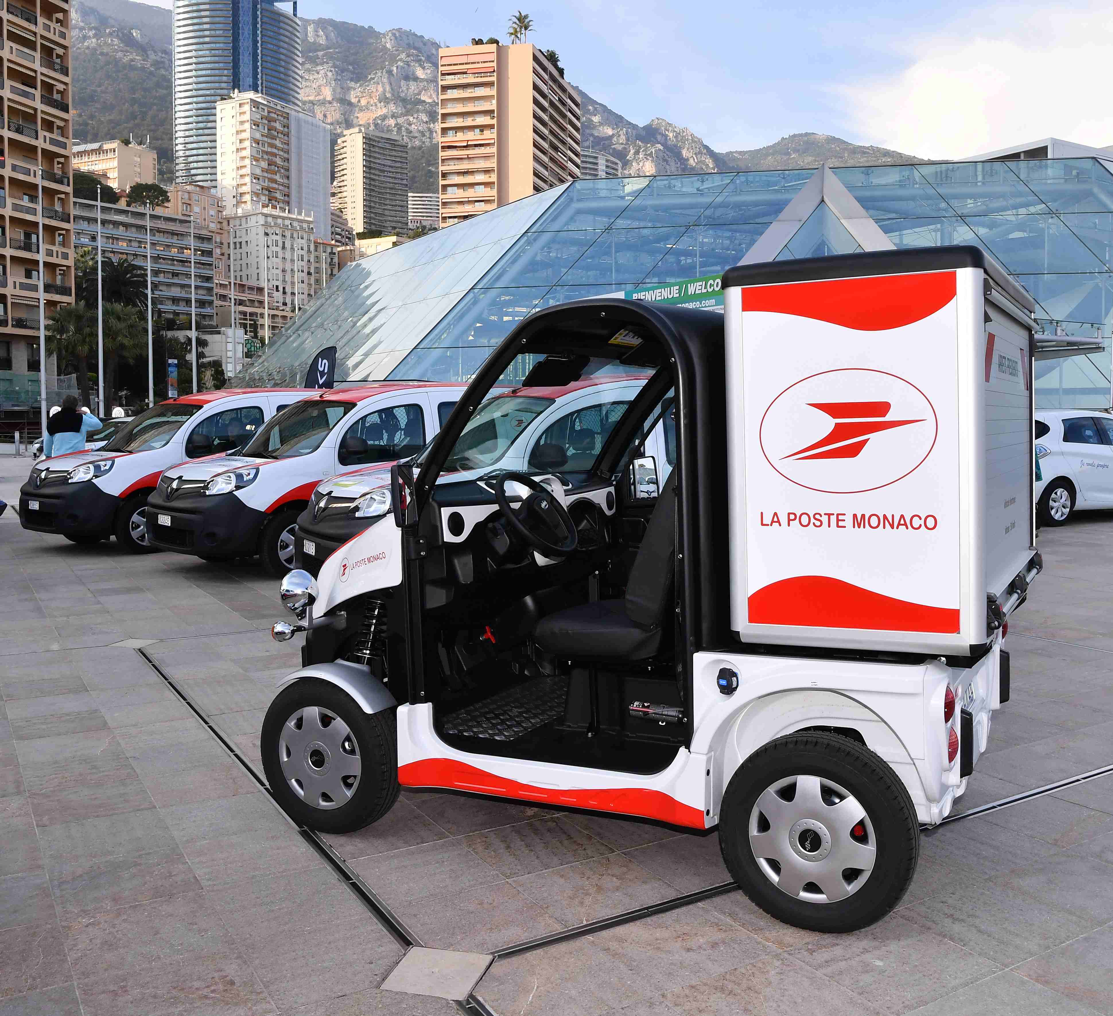 Salon EVER : remise des clés de 6 nouveaux véhicules électriques La Poste Monaco à Marie-Pierre Gramaglia