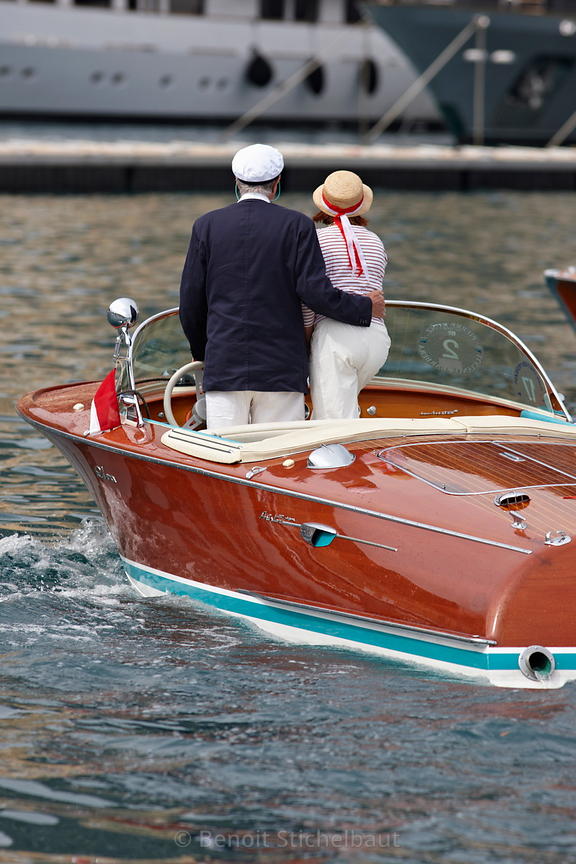 Principauté de Monaco, Monaco Classic Week 2009, Centenaire de Tuiga (voilier amiral du Yacht Club de Monaco), Motor-yacht Riva avec équipage en tenue d'époque