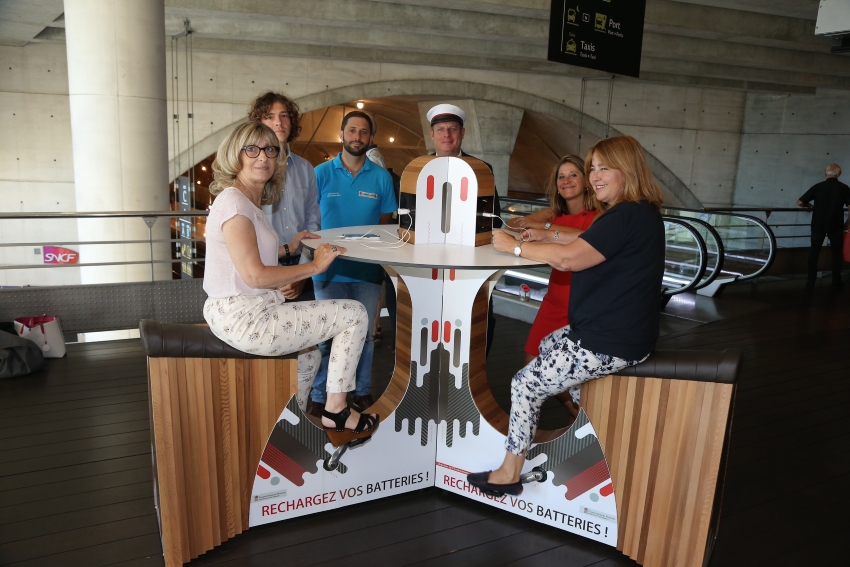 Recharger son portable en pédalant en gare de Monaco