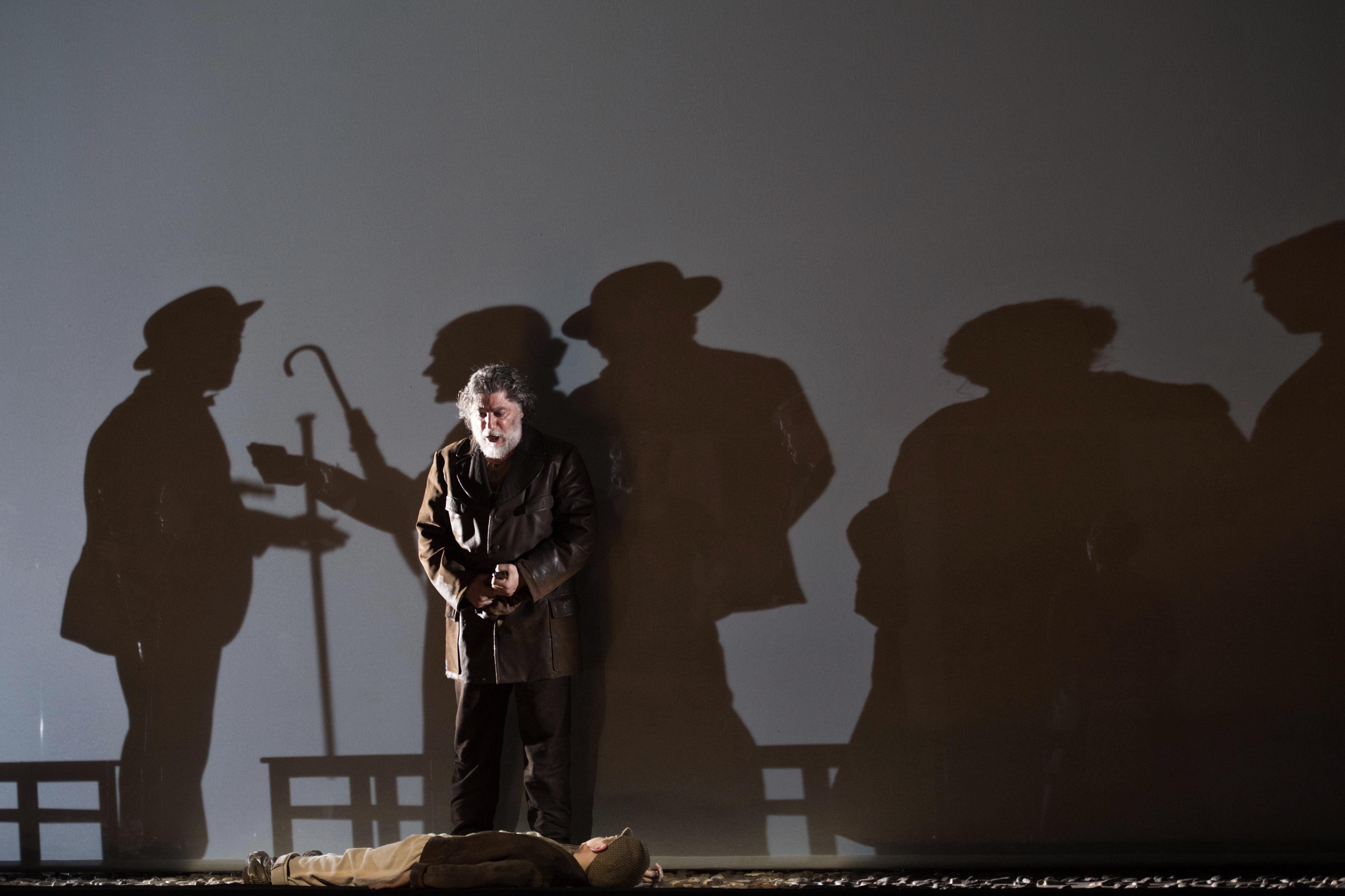 PETER GRIMES - OPER VON BENJAMIN BRITTEN MUSIKALISCHE LEITUNG: Jacques Lacombe / REGIE, BÜHNE und KOSTÜME: José Cura / LICHT: Thomas Roscher / CHOREINSTUDIERUNG: Marco Medved / REGIEASSISTENZ UND CO-AUSSTATTUNG: Silvia Collazuol / REGIEASSISTENZ UND ABENDSPIELLEITUNG: Christian Raschke