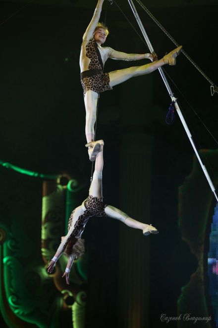 Duo-au-bamboo-aérienne-Troupe-de-Nishni-Tagil.jpg-nggid043949-ngg0dyn-440x0-00f0w010c010r110f110r010t010