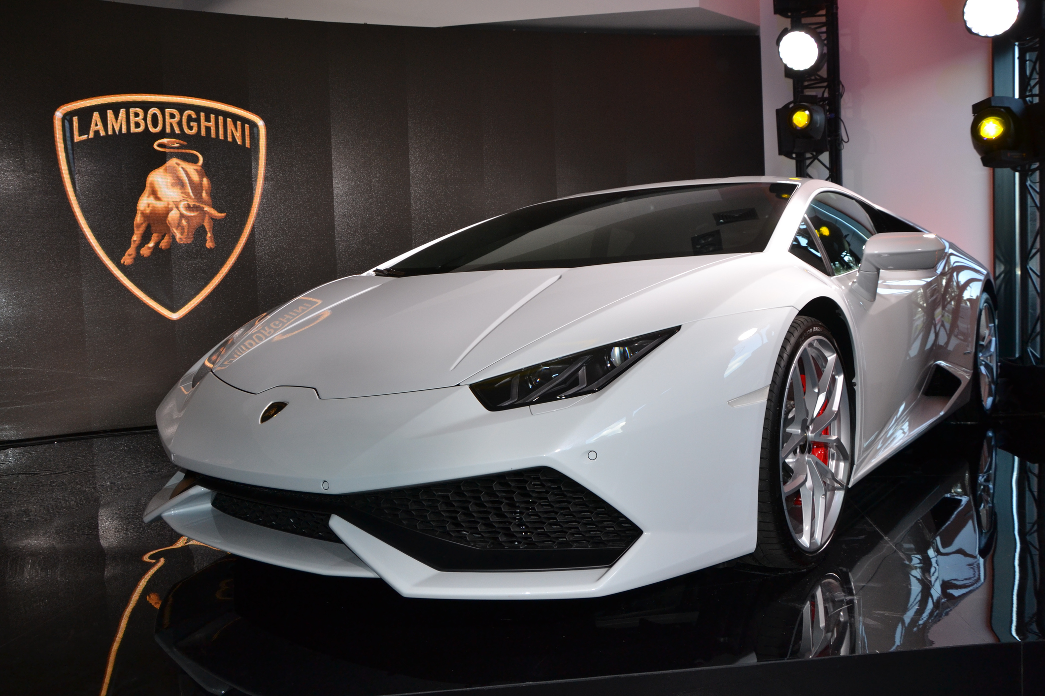 La Lamborghini du Pape aux enchères à Monaco