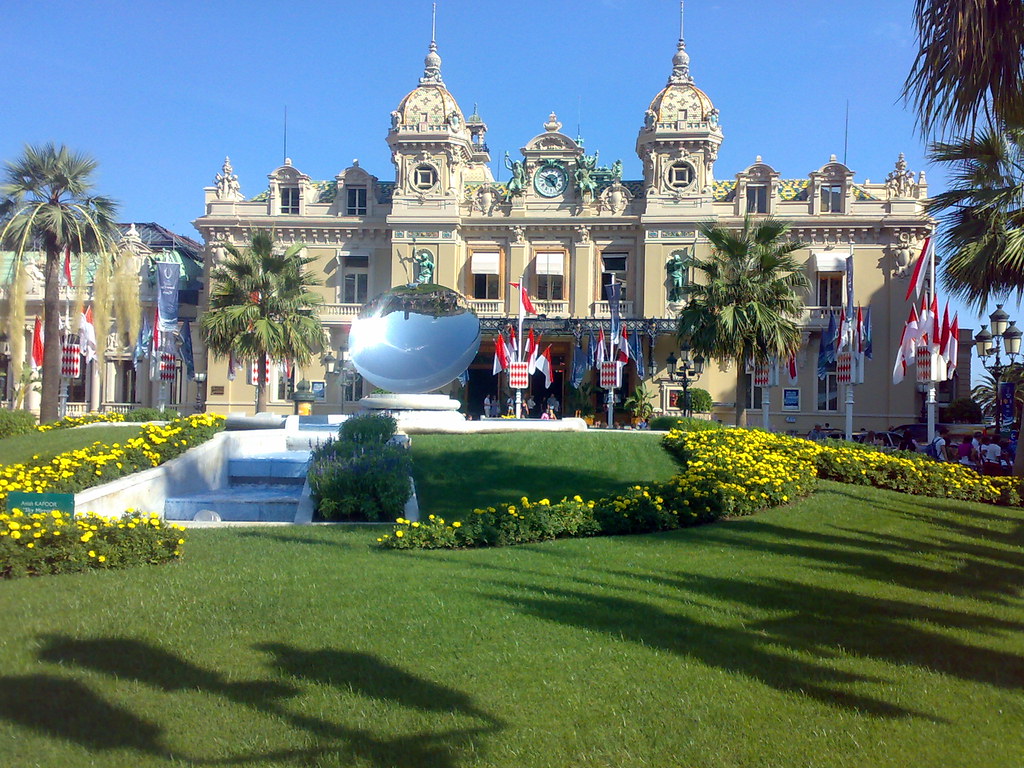 Se prélasser sur les pelouses devant le casino de Monte-Carlo