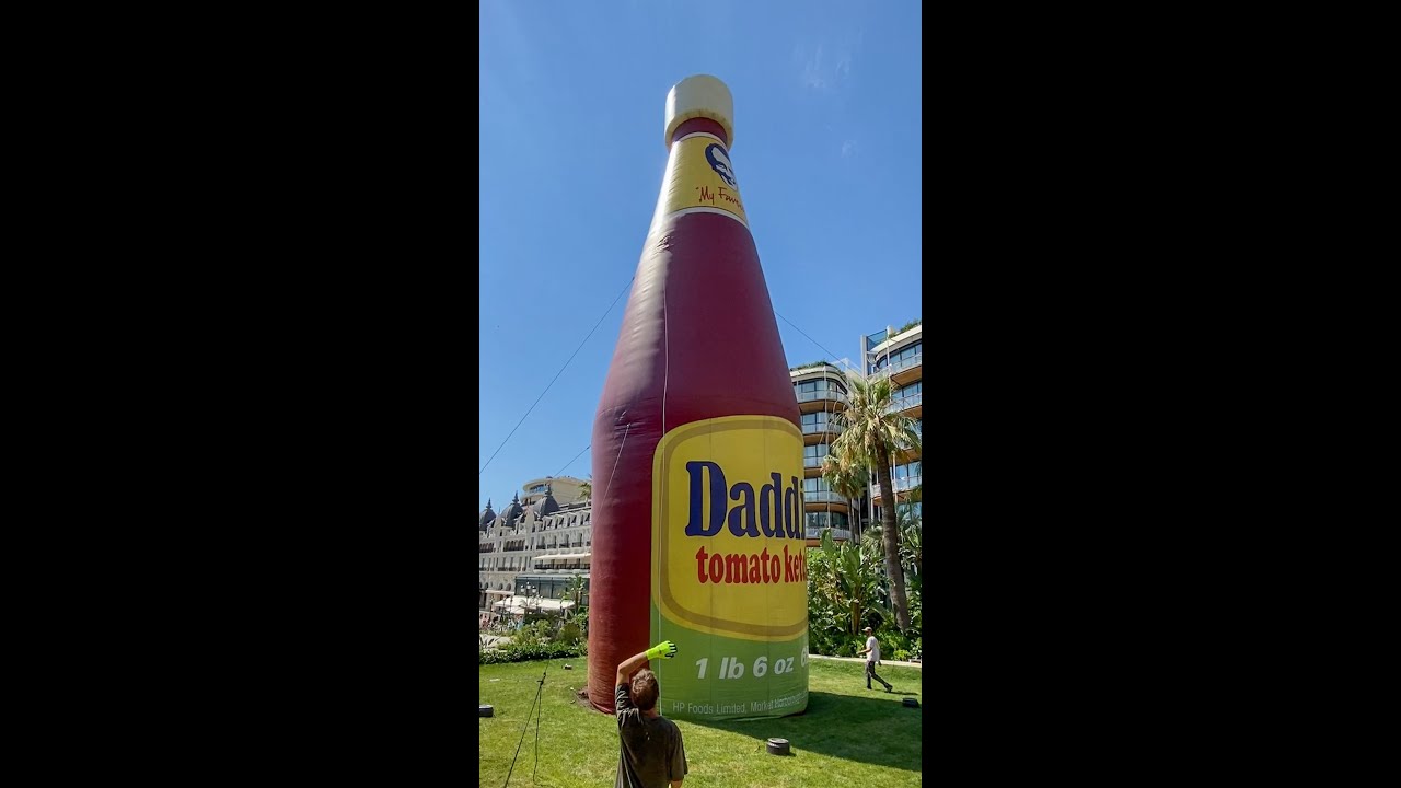 Une immense bouteille de ketchup aux jardins du Casino